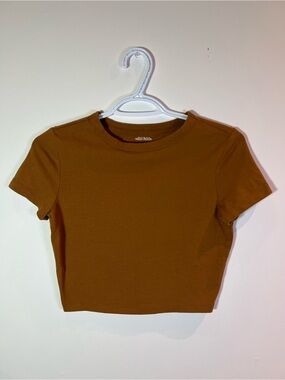 Wild Fable Brown Women’s Small Minimalist Chic Cropped Crewneck Tee